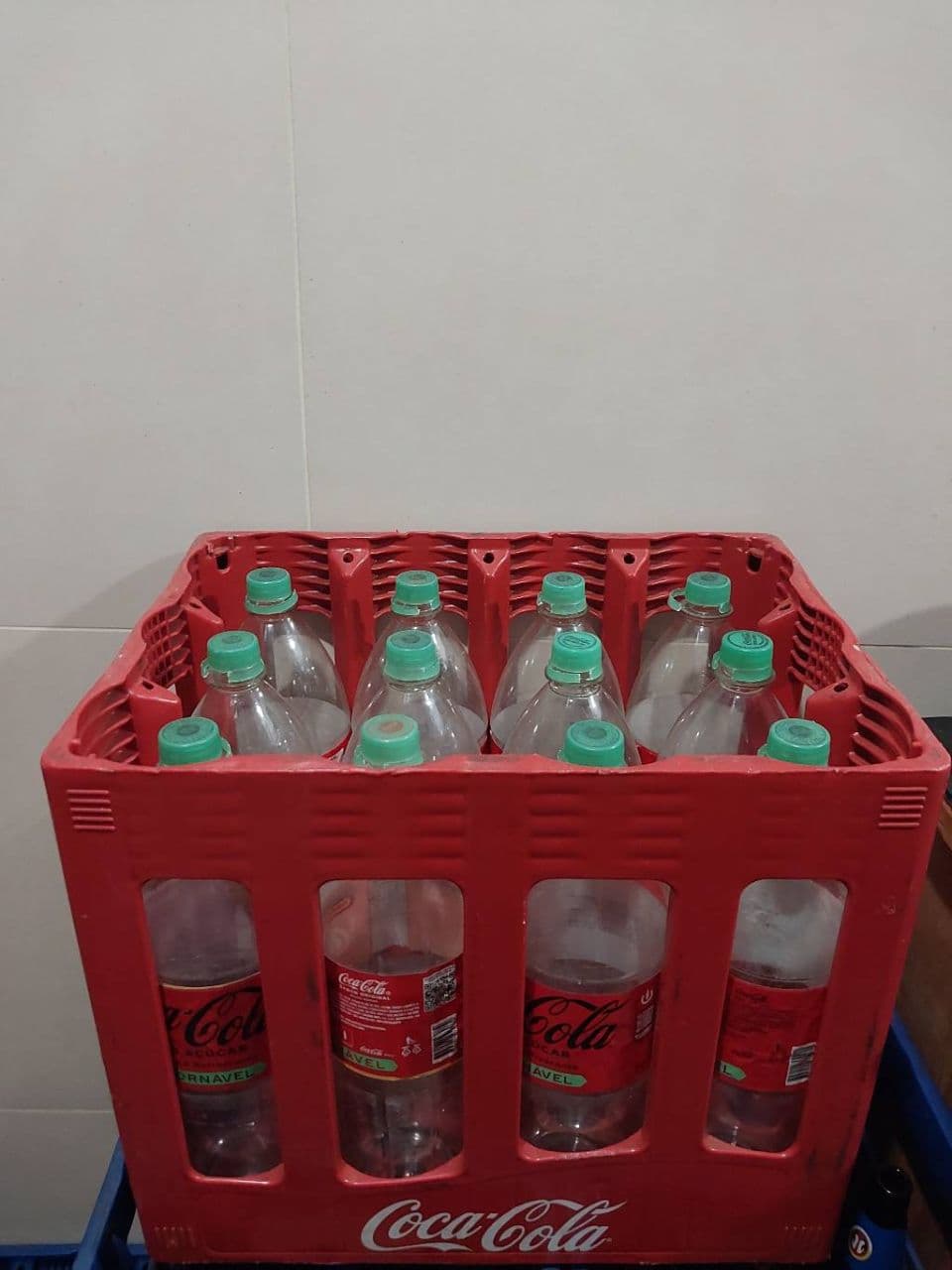 Caixas e vasilhames Coca 2 litros retornável, litrinho 23 unidades e 12 litros Ambev
